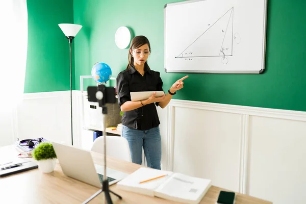 Mulher Hispânica Inteligente Ensinando Uma Aula Matemática Para Estudantes Ensino — Fotografia de Stock