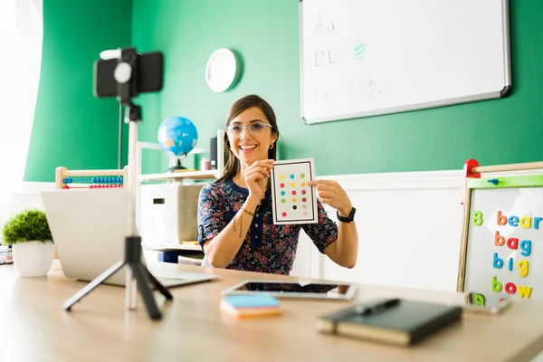 Attractive Female Teacher Holding Flashcards Teaching Colors Kindergarten Children Virtual — Stock Photo, Image
