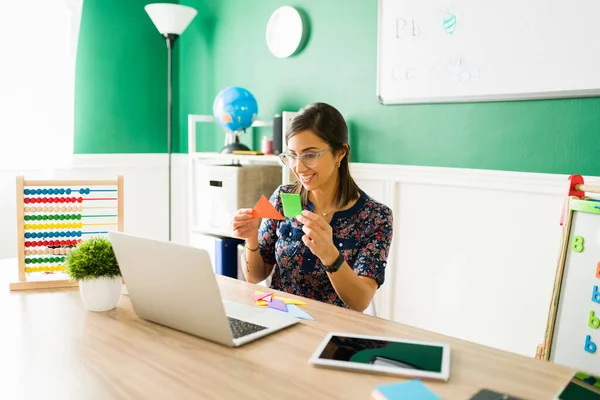 Fröhliche Junge Frau Bringt Vorschulkindern Einer Virtuellen Klasse Bei Geometrische — Stockfoto