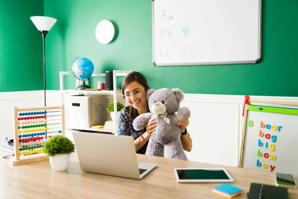 Alegre Maestra Jardín Infantes Sonriendo Mientras Sostiene Lindo Oso Peluche —  Fotos de Stock