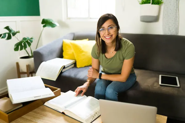 Porträt Eines Glücklichen Erwachsenen Der Lächelt Und Die Kamera Schaut — Stockfoto