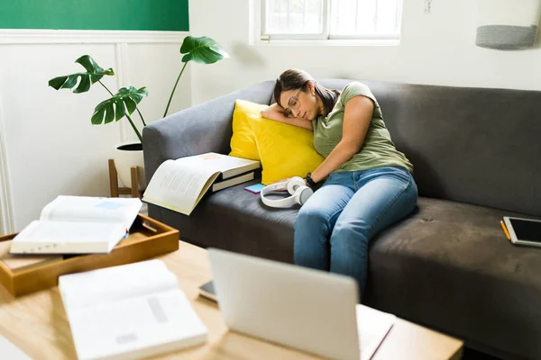 Unavená Žena Usíná Když Snaží Učit Zkoušky Vyčerpaný Student Zdříml — Stock fotografie