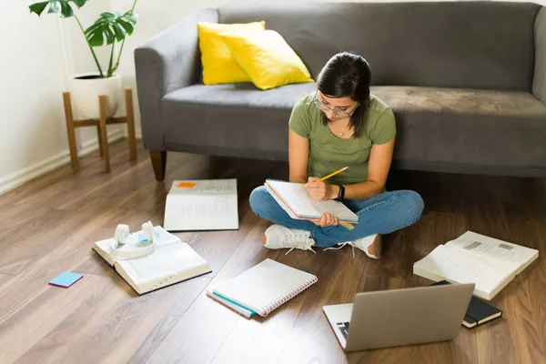 Mid Adult Vrouw Doet Haar College Huiswerk Thuis Studeren Met — Stockfoto