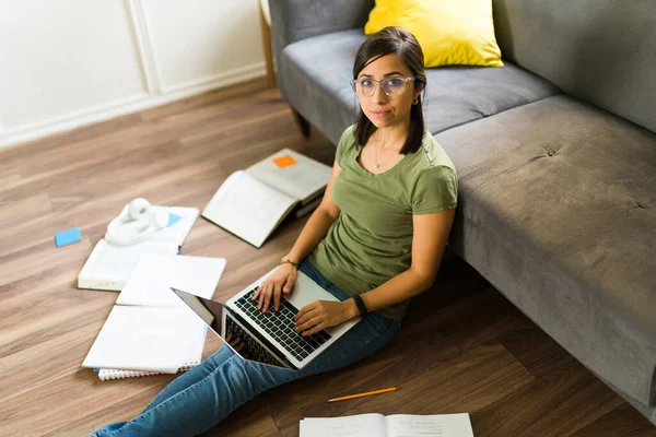 聪明的年轻女子在笔记本电脑上写一篇关于家庭作业的大学论文 为参加大学考试而学习的中年学生 — 图库照片