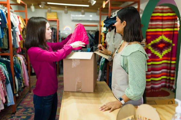Jovem Mulher Conversando Com Empresário Uma Loja Thrift Vendendo Suas — Fotografia de Stock