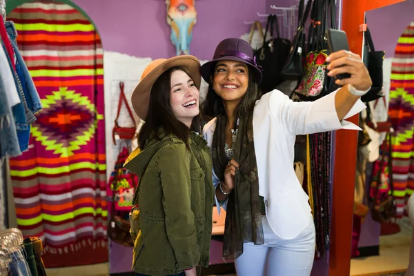 Весёлые Молодые Женщины Делают Селфи Своими Новыми Шляпами Аксессуарами Комиссионном — стоковое фото