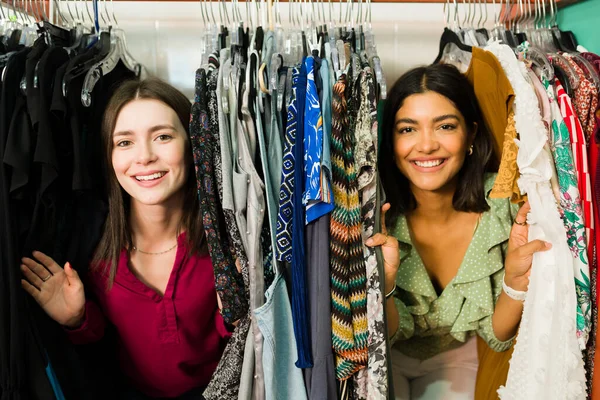 Kul Medan Shoppar Med Min Bästa Vän Unga Kvinnor Som — Stockfoto