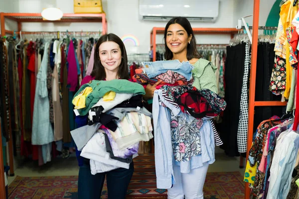 Kinci Giysiler Taşıyan Çekici Iyi Arkadaşların Portresi Ucuzcu Dükkanından Alışveriş — Stok fotoğraf