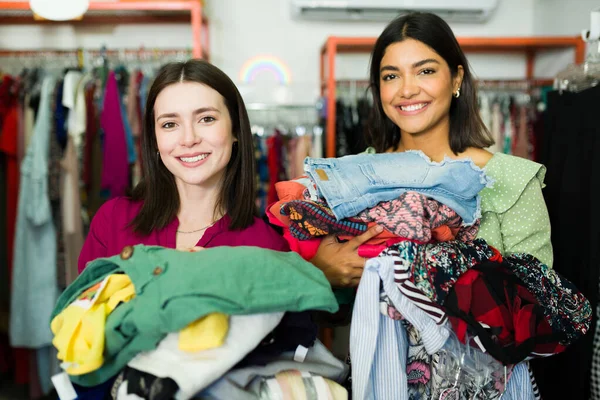 Amazing Thrift Finds Multiracial Young Women Buying Lot Cheap Second — Stock Photo, Image