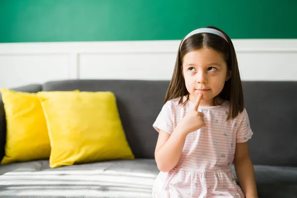 Tenho Uma Ideia Divertida Criativa Menina Com Uma Mão Queixo — Fotografia de Stock