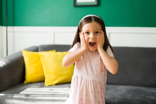 Bang Elementair Kind Schreeuwend Bang Het Kijken Van Een Enge — Stockfoto