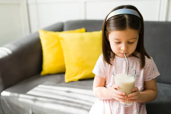 Adorable Niña Caucásica Disfrutando Vaso Leche Antes Del Desayuno Por —  Fotos de Stock