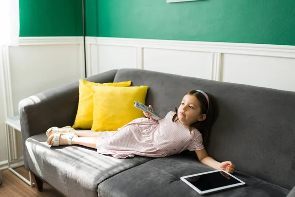 Petite Fille Détendue Reposant Sur Canapé Tenant Télé Distance Tout — Photo