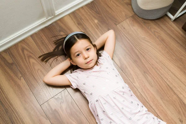 Bovenaanzicht Van Een Schattig Jarig Meisje Met Armen Achter Haar — Stockfoto