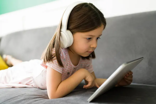 Menina Bonita Anos Usando Tablet Jogar Videogames Criança Com Fones — Fotografia de Stock