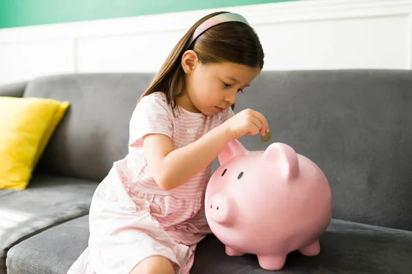 Money Savings Smart Elementary Kid Saving Her Coins Piggy Bank — Stock Photo, Image