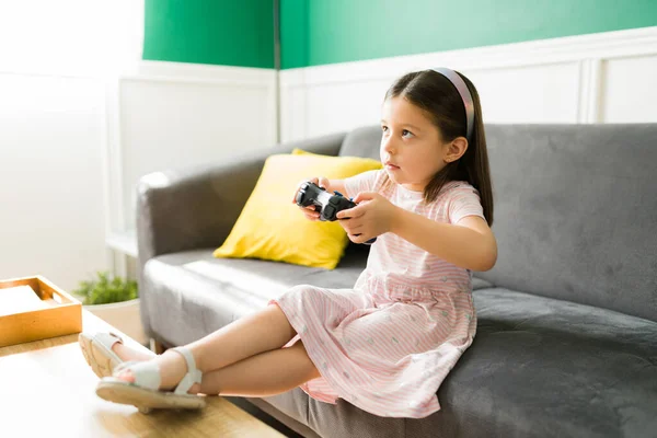 Cute Letnia Dziewczyna Różowej Sukience Gra Gry Wideo Gamepad Zabawy — Zdjęcie stockowe