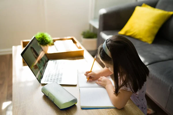Koncepcja Wirtualnej Edukacji Inteligentne Dziecko Przedszkolu Piszące Pracę Domową Notatniku — Zdjęcie stockowe