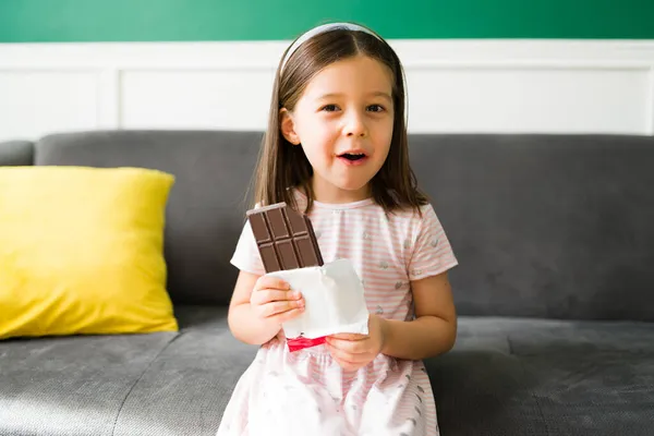 Bonito Menino Cinco Anos Idade Que Uma Mordida Comer Chocolate — Fotografia de Stock