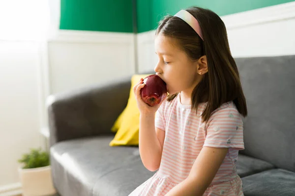 Beautiful Little Girl Loves Eat Fruit Breakfast Morning Young Child — Stock Photo, Image