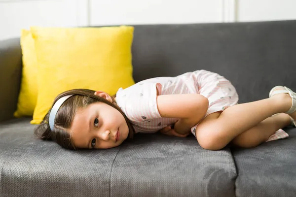 Duele Estómago Niña Dolorida Sintiéndose Enferma Sufriendo Dolor Estómago —  Fotos de Stock