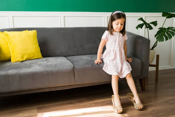 ドレスアップをプレイ 愛らしいです5歳の女の子置く上の彼女のお母さんの靴とともにヒールで家の周りに遊ぶ — ストック写真