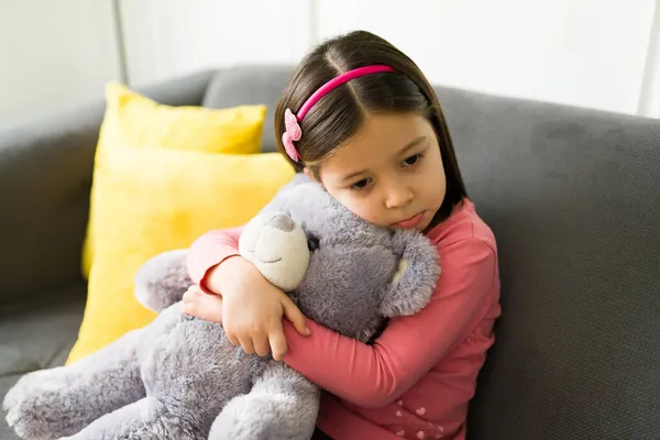 Einsames Kleines Mädchen Sieht Traurig Aus Während Ihren Teddybär Umarmt — Stockfoto