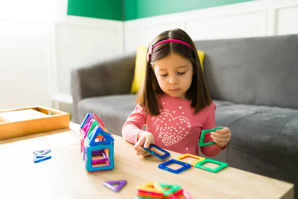 Niña Inteligente Disfrutando Día Ocio Construcción Una Casa Con Bloques — Foto de Stock