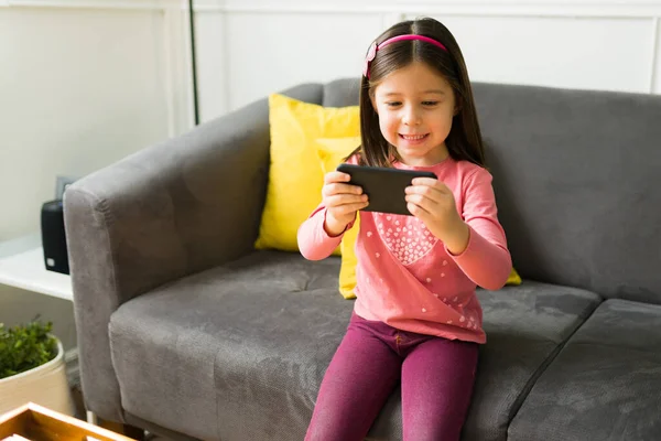 Mom Cute Little Girl Smiling Her Dad While Making Video — Stock Photo, Image