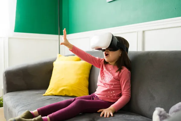 Videojuego Realidad Virtual Emocionado Niño Joven Con Casco Divertirse Mucho —  Fotos de Stock