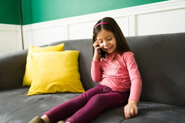 Praat Graag Met Mijn Grootouders Schattig Klein Meisje Bellen Praten — Stockfoto