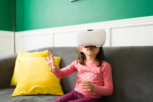 Καυκάσιο Κοριτσάκι Που Βιώνει Ένα Βιντεοπαιχνίδι Εικονικής Πραγματικότητας Ακουστικά Και — Φωτογραφία Αρχείου