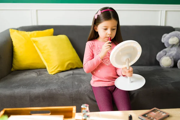 Schattig Vijf Jaar Oud Meisje Kijken Spiegel Zetten Lippenstift Tijdens — Stockfoto