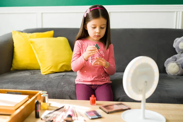 Hermosa Niña Caucásica Pintándose Las Uñas Con Esmalte Uñas Rojo — Foto de Stock