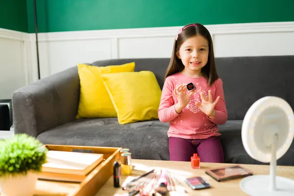 Uśmiechnięta Młoda Dziewczyna Nawiązanie Kontaktu Wzrokowego Podczas Malowania Paznokci Zabawy — Zdjęcie stockowe