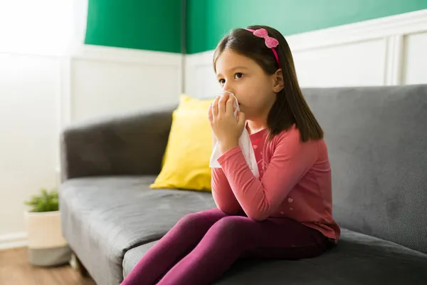 Nie Cierpię Mdłości Smutna Dziewczynka Cierpiąca Przeziębienie Dmuchająca Nos Bibułą — Zdjęcie stockowe
