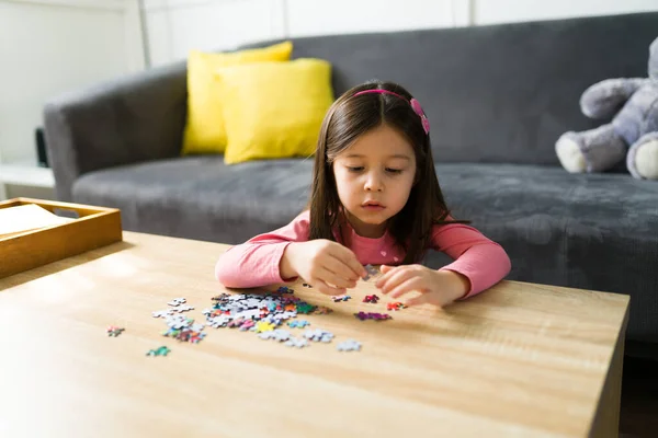 Niña Jugando Sola Sala Estar Armando Rompecabezas — Foto de Stock