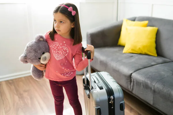 Springer Hemifrån Arg Ung Grabb Bär Hennes Nalle Och Stor — Stockfoto