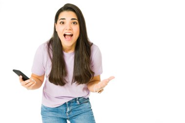 Vay canına! Heyecanlı güzel bir kadın sosyal medyada inanılmaz haberler izlerken akıllı telefonunu kazanıyor ve kullanıyor.