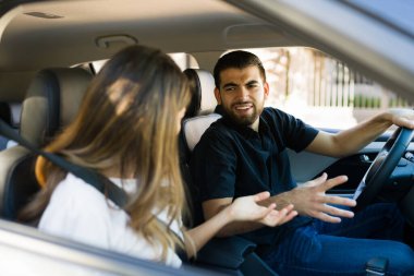 Kızgın latin adam arabayı sürerken kız arkadaşıyla kavga ediyor. Üzgün çift araba gezisinde tartışıyor. 