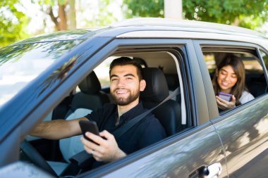 Akıllı telefon uygulamasında GPS haritasını kullanırken gezici sürücü ve bayan yolcu sürüşü 