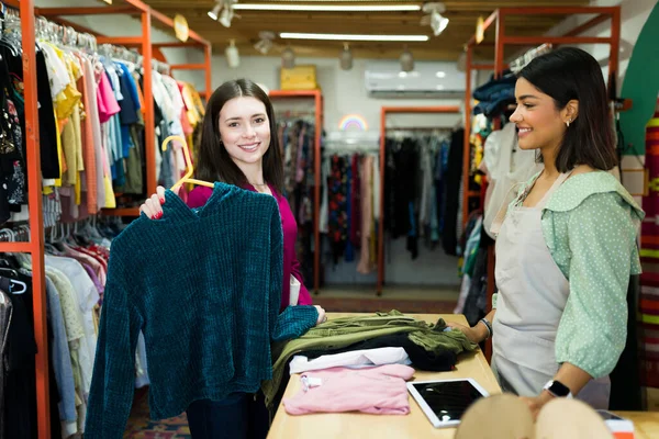 Tengo Ropa Nueva Retrato Una Hermosa Mujer Feliz Sonriendo Mientras —  Fotos de Stock