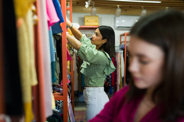 Vista Laterale Una Donna Ispanica Che Shopping Negozio Dell Usato — Foto Stock