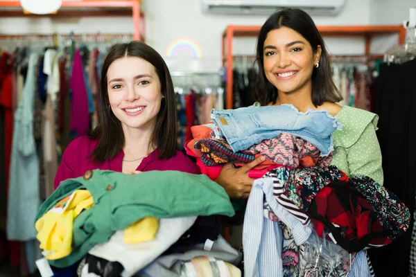 Increíbles Hallazgos Ahorro Mujeres Jóvenes Multiraciales Comprando Montón Ropa Barata —  Fotos de Stock