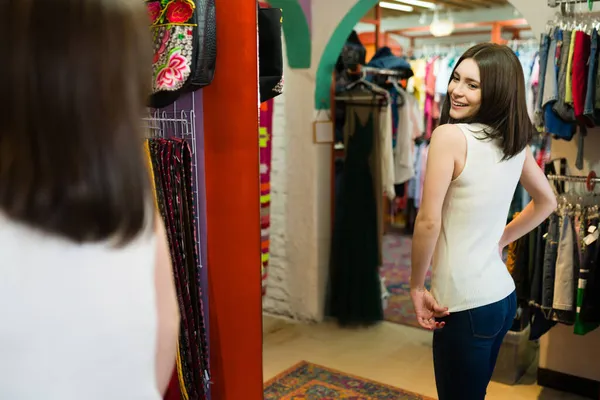 Захоплена Молода Жінка Дивиться Дзеркало Намагаючись Новій Блузці Роздягальні Модного — стокове фото