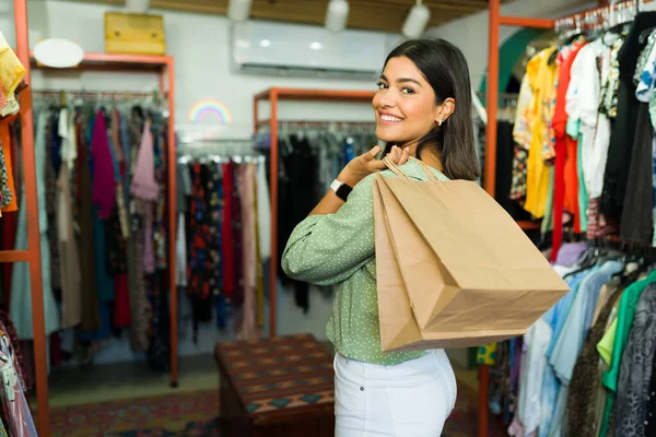 Beautiful Woman Enjoying Going Shopping New Outfits Young Woman Leaving — Stock Photo, Image