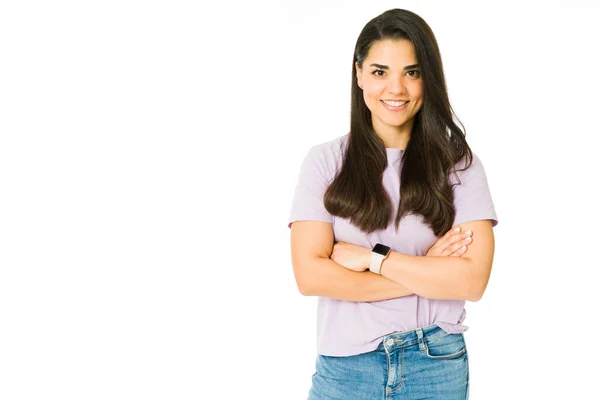 Foto Estudio Una Hermosa Joven Con Los Brazos Cruzados Sintiéndose — Foto de Stock