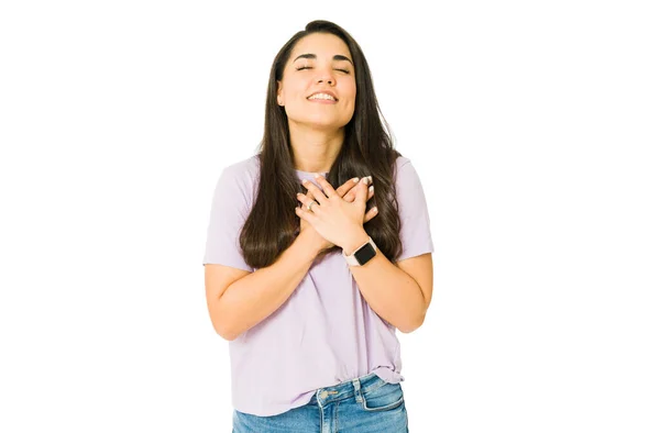 Gratidão Linda Jovem Mulher Colocando Mãos Seu Coração Sentindo Grato — Fotografia de Stock