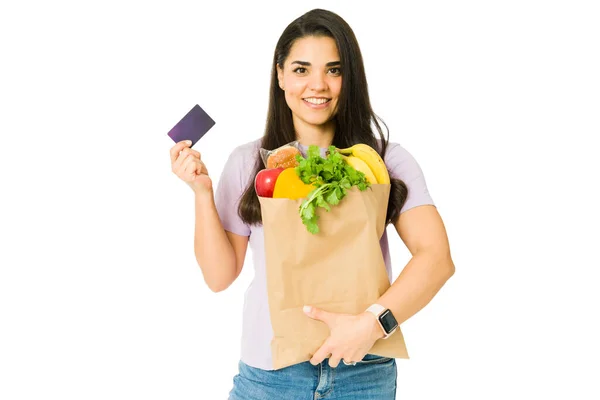 魅力的な女性支払のために彼女の新しいクレジットカードでスーパーマーケットで彼女の食料品 — ストック写真