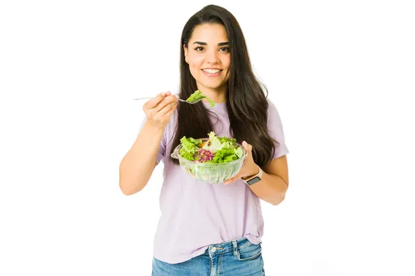 有魅力的女人在节食 健康的年轻女子中午在工作室前吃一碗绿色沙拉 — 图库照片